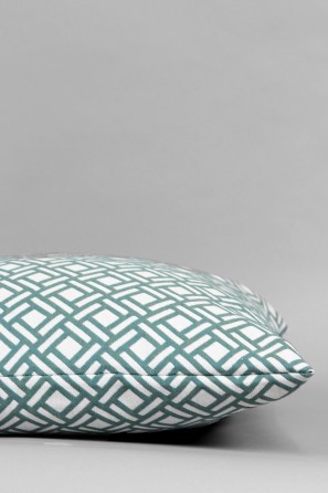 Cojín estampado geométrico turquesa y blanco