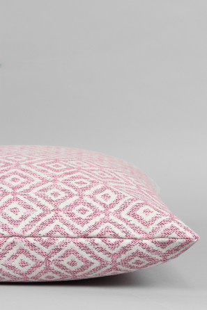 Cojín decorativo estampado geométrico rosa y blanco