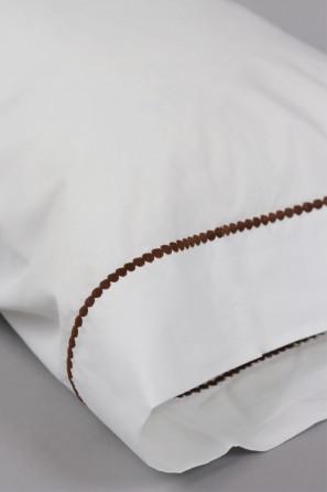 Funda almohada con festón marrón