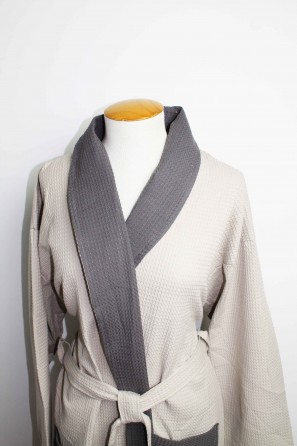 Albornoz Nido de Abeja talla XL color beige con aplique gris oscuro en cuello, bolsillos y puños